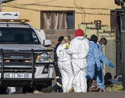 Masacres en dos bares de Sudáfrica: asesinaron a 18 personas y creen que fue "al azar"