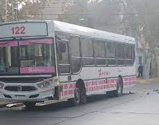 Un colectivo y una camioneta impactaron fuertemente en Capital