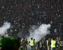 Tragedia del estadio en Indonesia: los hinchas murieron por estar encerrados