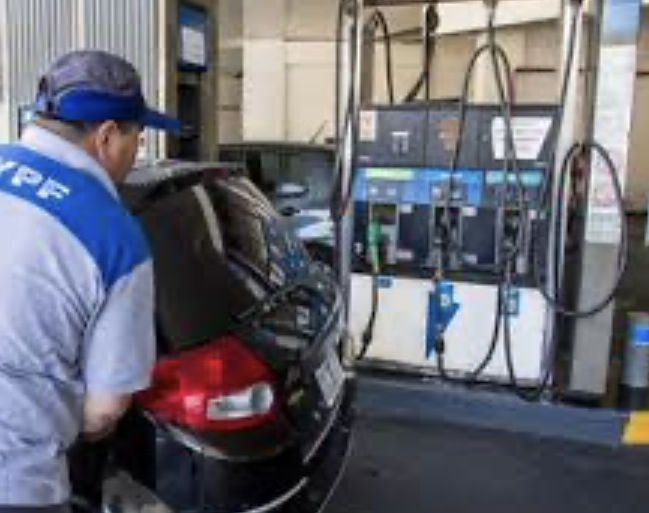 Cuáles son los nuevos precios de los combustibles de YPF en todo el país