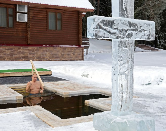 Putin el bárbaro: en un ritual, se sumergió en agua helada