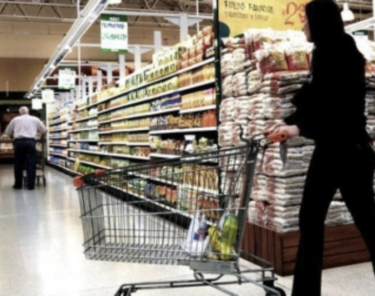 Una familia necesita ingresos mensuales por casi 500 mil pesos para no caer en la pobreza