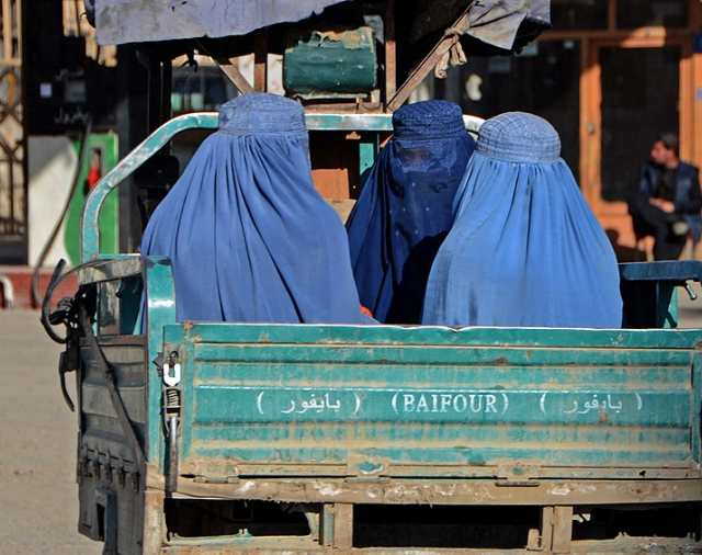 Los talibanes prohíben a las mujeres afganas viajar solas y sin velo en taxis