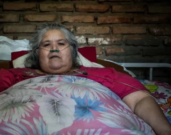 Piden ayuda para una vecina de Rawson con obesidad mórbida que no tiene casa