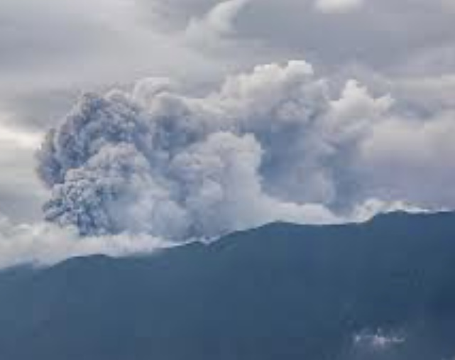 Mueren 11 alpinistas tras la erupción de un volcán en Indonesia
