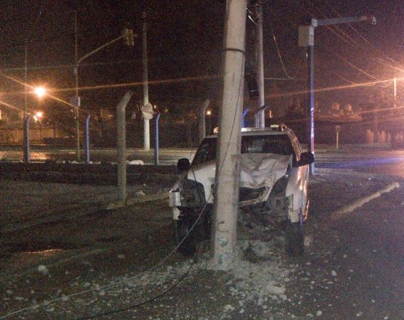 Chocó contra un poste de luz y se salvó de milagro 
