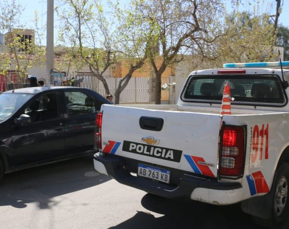 Amordazaron y encapucharon a una joven con su bebe por robarles 