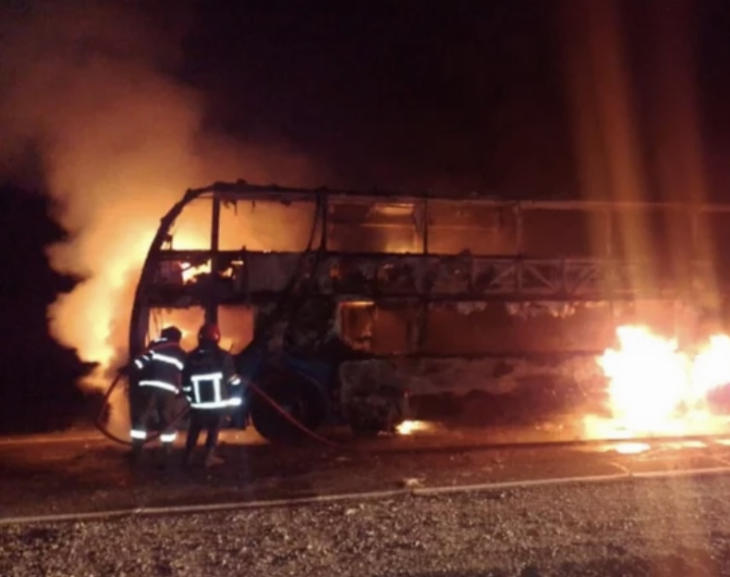 Una falla mecánica produjo el incendio de un colectivo en Caucete