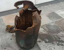 Quiso saber saber si la garrafa perdía gas y le explotó encima 