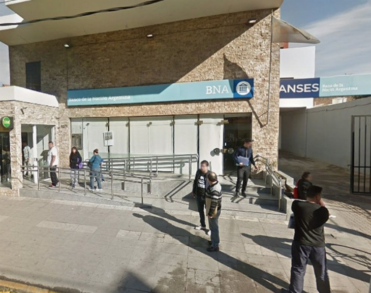 Tensa situación en un banco cuando un hombre amenazó a su ex con matarla
