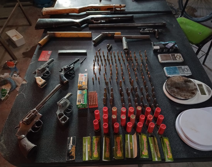 Detuvieron a un hombre que tenía un arsenal de armas de fuego en su vivienda