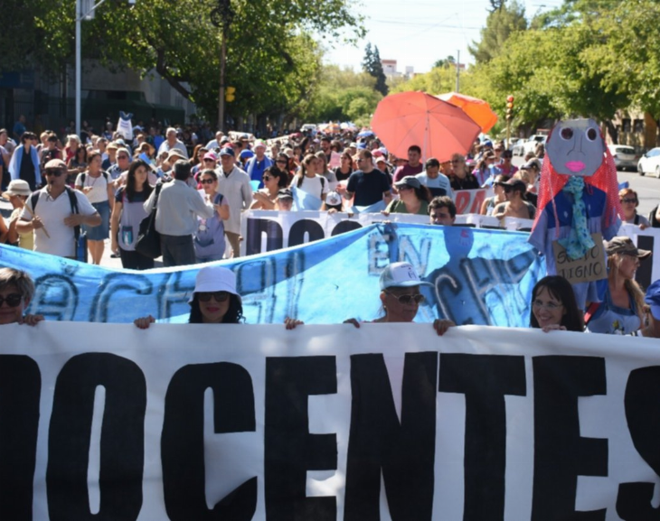 Con columnas que llegaron de varios departamentos, se realizó otra marcha de paro docente