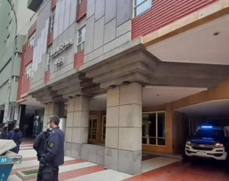 Encontraron un hombre decapitado y sin manos en un departamento 