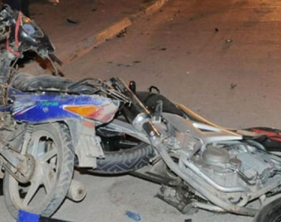 Chocaron dos motos en un cruce y una mujer resultó gravemente herida