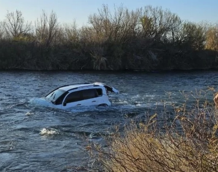 Dejó su camioneta estacionada y la misma fue a parar al río 