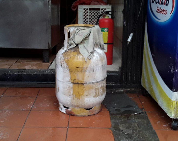 La explosión de una garrafa generó un incendio en una vivienda 