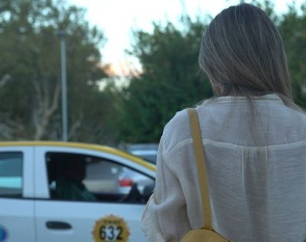Remisero sin códigos: se fugó con $80.000 tras pedir ayuda para empujar el auto