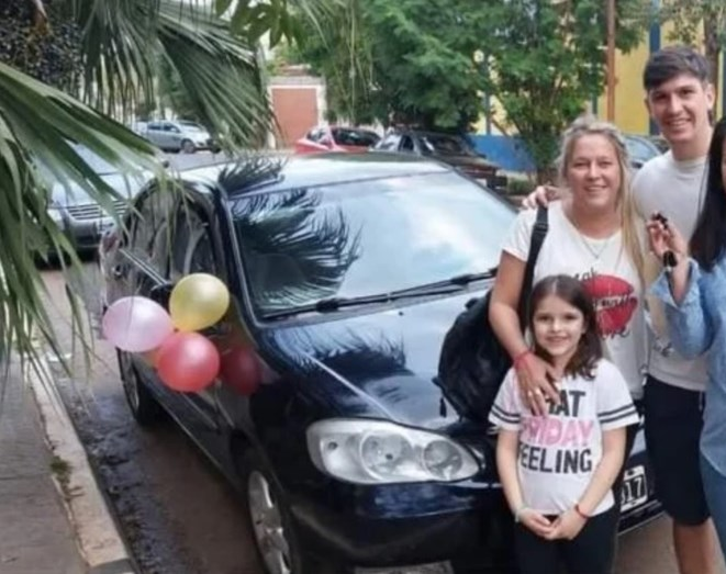 Frenaron al ver a una mujer que llevaba a la hija con discapacidad y le regalaron su auto