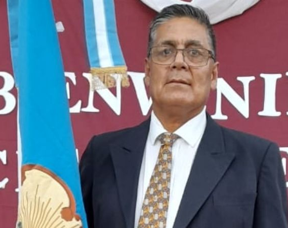 Salió de la escuela con 52 años y fue elegido abanderado 