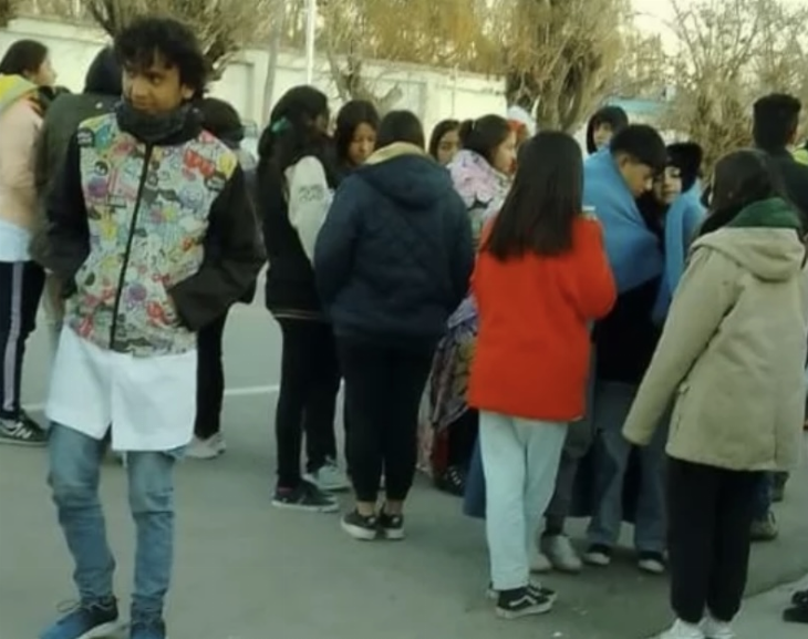 Alumnos de una escuela iglesiana reclamaron por falta de calefacción 