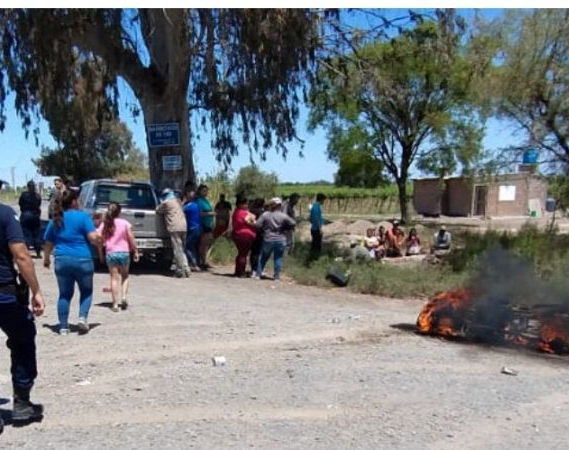Destruyó la moto contra un auto y luego se le prendió fuego: se quebró la pierna