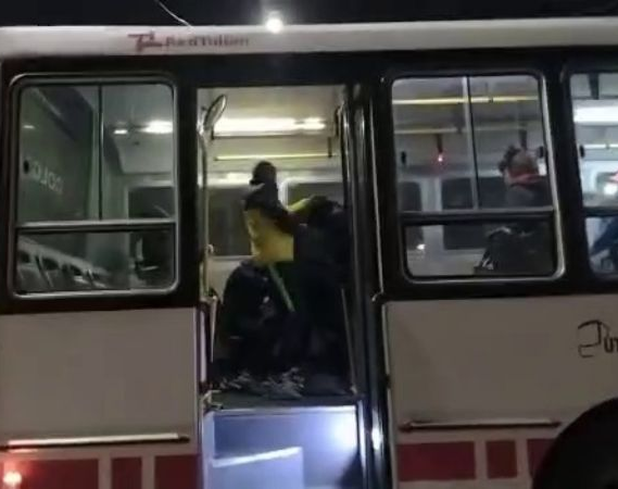 ¡Cuidado, Bondi! Un colectivo enganchó a un ciclista y lo arrastró varios metros