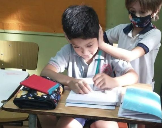 Un niño ayudó a otro con autismo para hacer la tarea y se hicieron virales