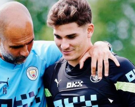 Pep Guardiola elogió a Julián Álvarez y lo comparó con Messi