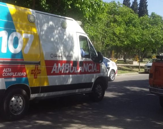 Chocó a una moto, dejó dos heridos y se escapó