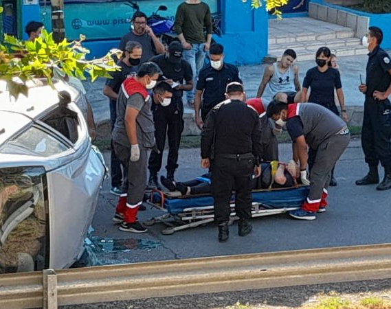 Un auto volcó en la Circunvalación: aparentemente el conductor iba mirando el celular 
