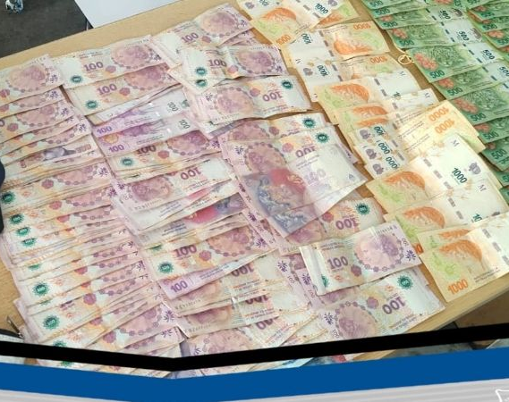 Una pareja fue detenida tras robar una mochila con dinero