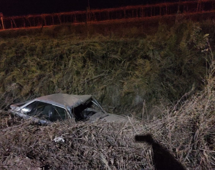 Se quedó dormido y terminó con su auto dentro de un desagüe