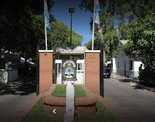 Tras una mala maniobra, una camioneta embistió la Casa de Gobierno