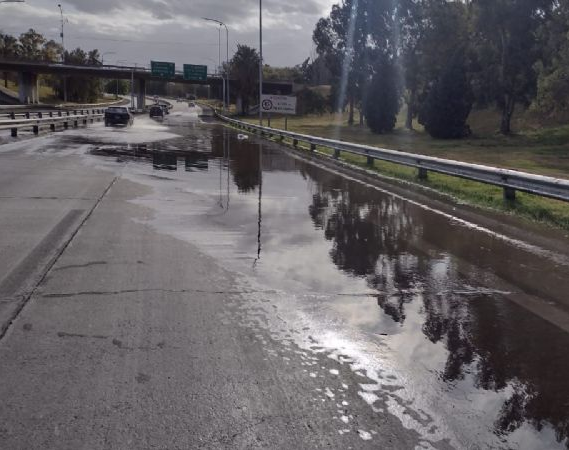 La Circunvalación con problemas de circulación por aguas servidas 