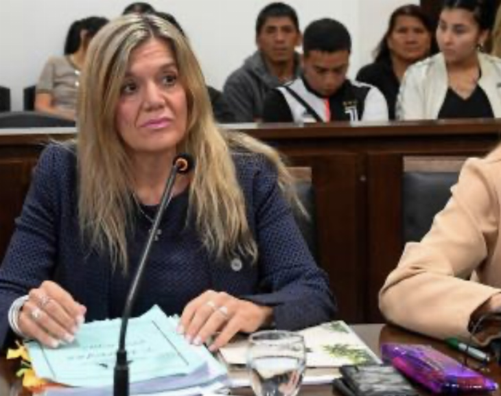 En pleno juicio, un preso quiso apuñalar a una fiscal e hirió en el cuello a una pasante