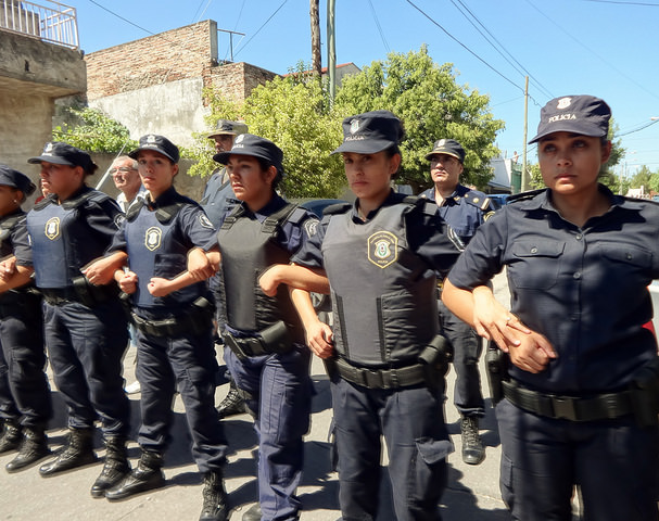 Una mujer policía fue condenada por obligar a detenidas a realizar sentadillas desnudas