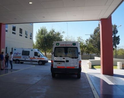 Esquivó un perro pero chocó contra un poste: quedó internado