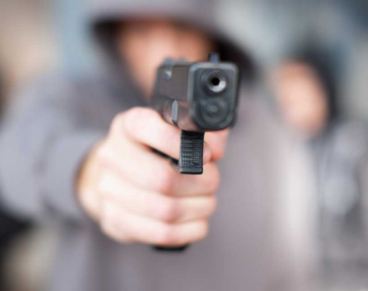 Entraron con armas a una casa, ataron a la familia y le roban 4.5 millones de pesos