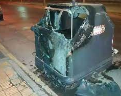 Prendieron fuego un contendor en pleno centro y casi se incendia un auto 