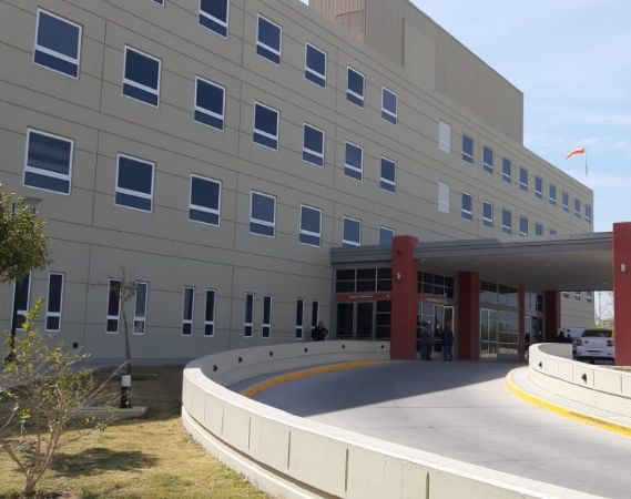 Sufrió una grave caída cuando sacaba agua del techo de su casa