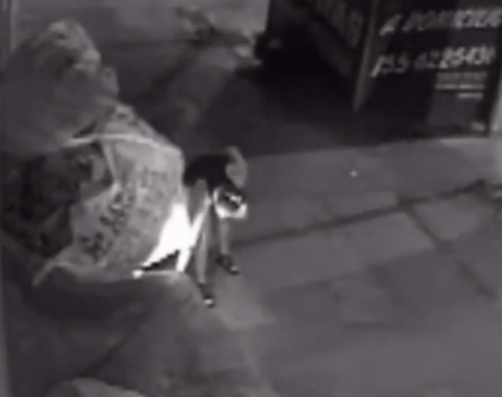 Una mujer prendió fuego a un indigente que se encontraba durmiendo en la calle