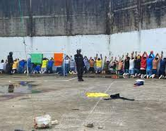 En Ecuador se amotinaron cientos de reos en una cárcel y 40 terminaron muertos