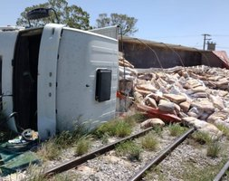 Volcó un camión que trasladaba cal y su conductor está grave 