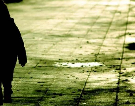 Una nena de 3 años jugaba sola en la calle durante la madrugada 