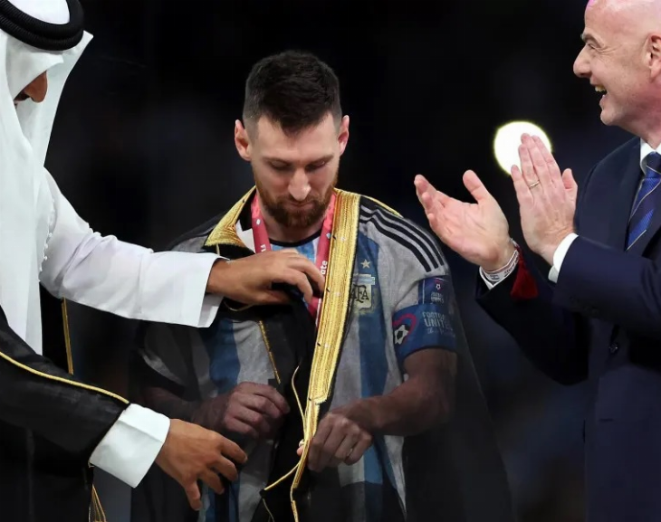 Ofrecen 1 millón de dólares por la túnica árabe que recibió Messi en la final del mundo