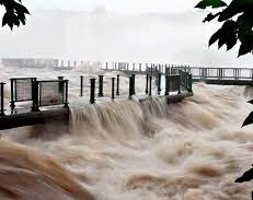 Por la crecida del río, cerraron las pasarelas de la Garganta del Diablo en las Cataratas del Iguazú