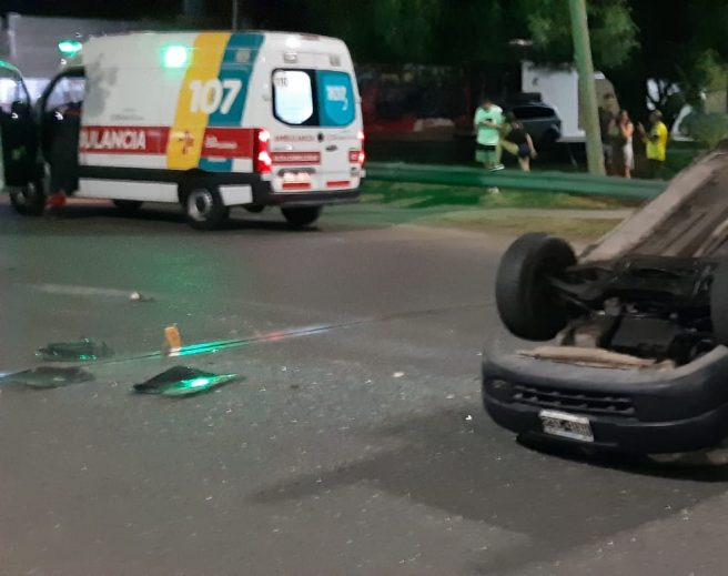 Una camioneta provocó un vuelco y se dio a la fuga