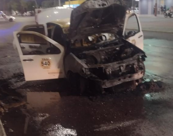 Un taxi ardió en llamas y generó gran revuelo