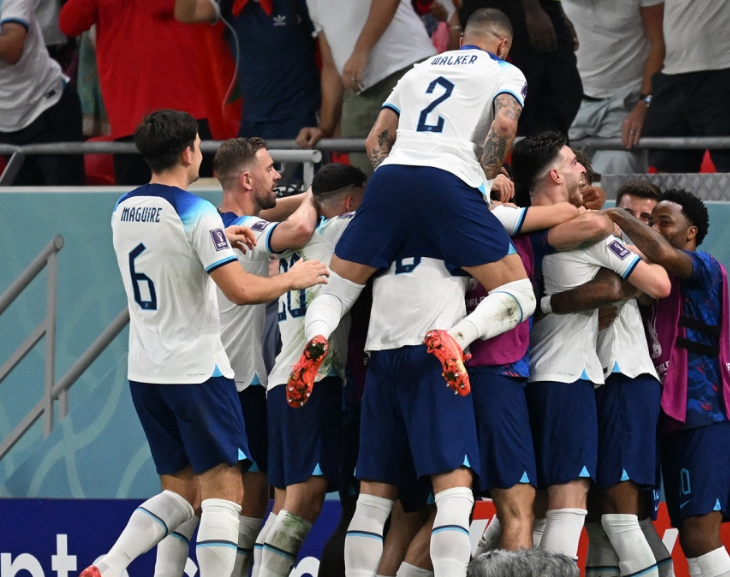 Inglaterra goleó a Gales y se aseguró el primer lugar en el Grupo B