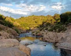 Tragedia en vacaciones: su hijo cae al agua y por querer ayudarlo muere ahogado 